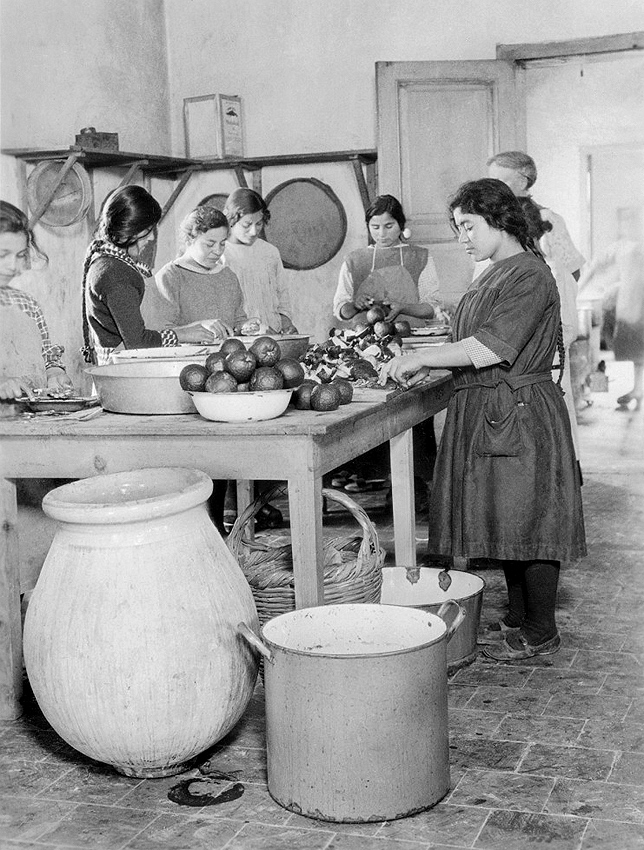 1922: jonge vrouwen conserveren fruit voor eigen consumptie en verkoop