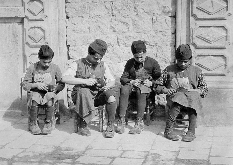 Armeense jongens leren schoenen maken en repareren