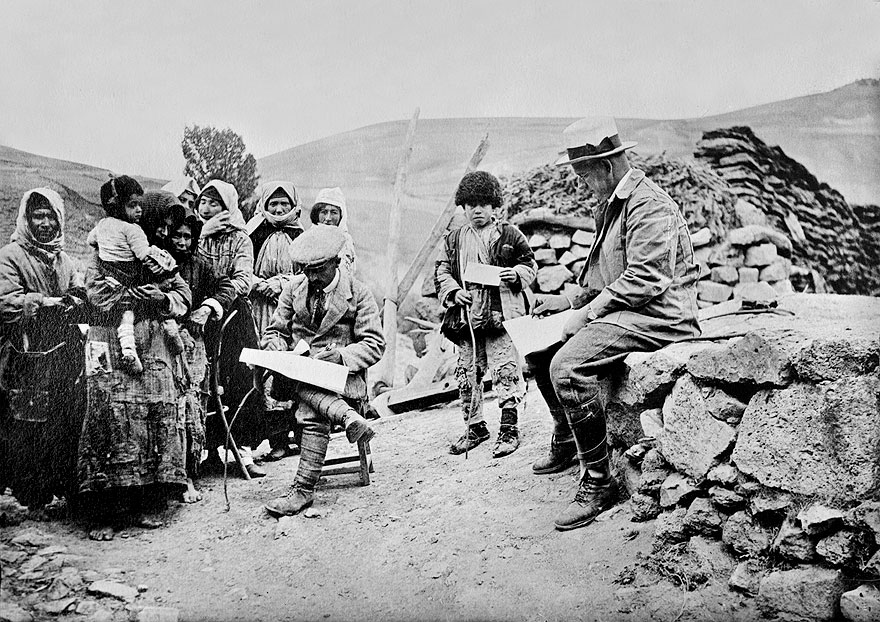 Ernest Yarrow van het Near East Relief verdeelt hulp onder Armeniërs