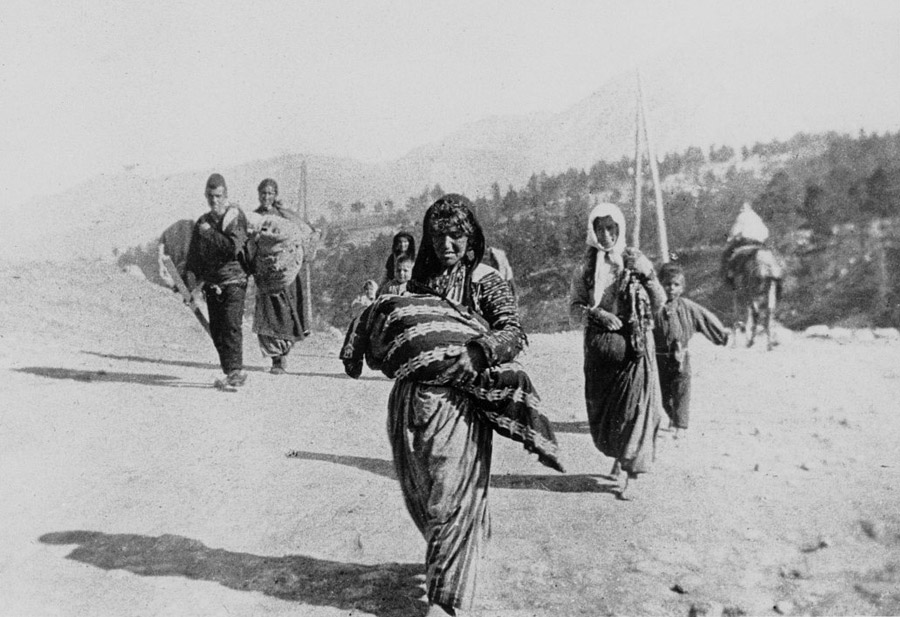Gedeporteerde Armeniërs op weg naar de woestijn in Syrië