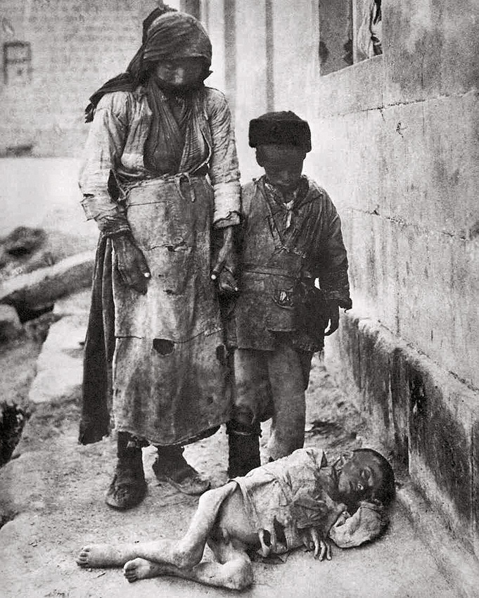 Harput, 1915. Gedeporteerde vrouw met stervend kind
