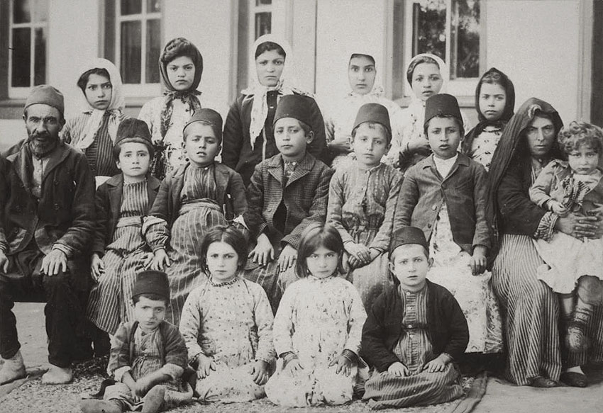 Nieuw aangekomen Armeense weeskinderen in het Zwitserse weeshuis Zoar in Bursa