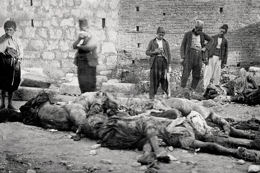 Adana 1909: lijken van Armeniërs die uit een waterput zijn gehaald Lijken van Armeniërs die uit een waterput zijn gehaald