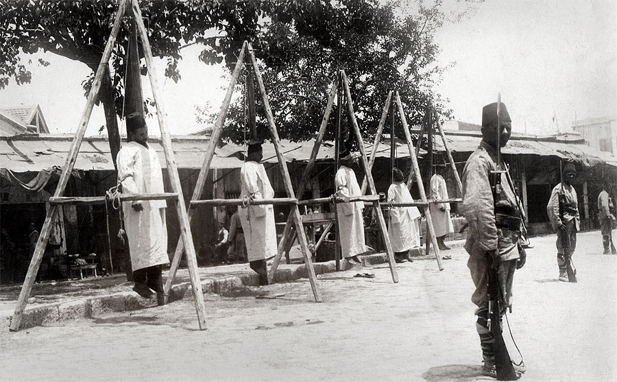 In plaats van de echte schuldigen voor de pogroms werden Armeniërs opgehangen