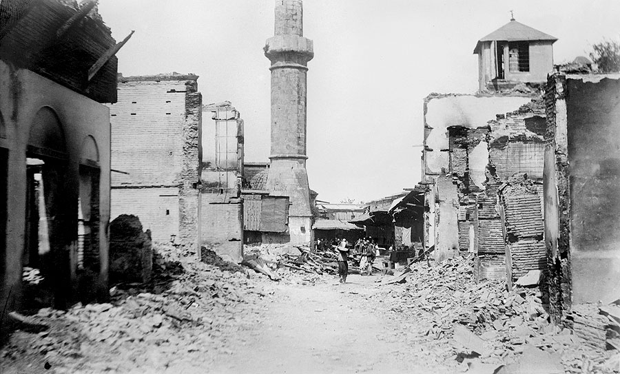 Straat in de totaal vernielde Armeense wijk in Adana