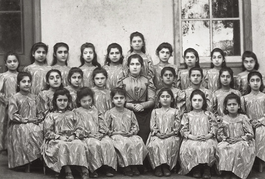 Armeense weesmeisjes met onderwijzeres in het Zwitserse weeshuis Zoar in Bursa